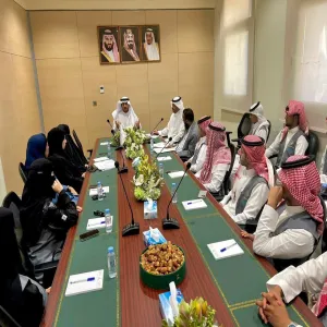 The CEO of the Applied College conducts a meeting with members of the Executive Committee of the "Professionals" Student Club
