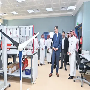 A DELEGATION OF EAST ANGLIA UNIVERSITY VISITS MU TO SEEK MEANS OF COOPERATION BETWEEN TWO SIDES
