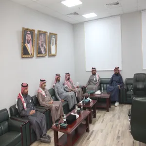 The Dean honors the employees of the Vice-Dean's Office for Educational Affairs and Development