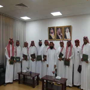 عميد كلية الشريعة والقانون يكرم منسوبي الكلية
