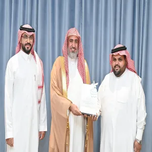 وكيل الجامعة للتنمية والاستثمار يكرم الإدارة العامة للخدمات باليوم العالمي للعلاقات العامة