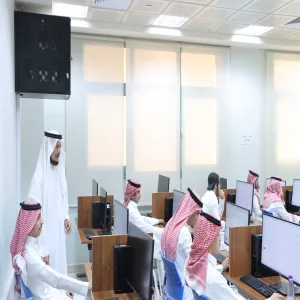 Vice-Rector for Educational Affairs Inspects Final Examinations at College of Business Administration