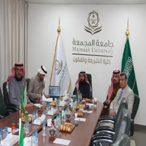 عميد كلية الشريعة والقانون يجتمع مع رئيس قسم القانون وفريق عمل الجودة بالقسم للوقوف على جاهزية البرامج