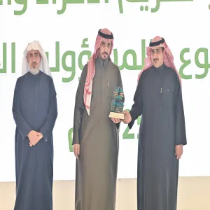 عمادة الدراسات العليا والبحث العلمي تحقق درع التميز في العمل التطوعي والمجتمعي للعام 2025