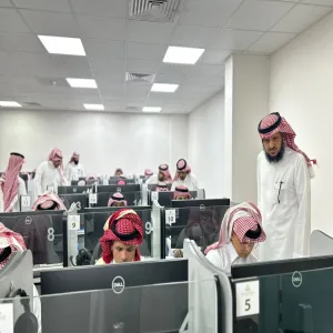 وكيل كلية الشريعة والقانون للشؤون التعليمية يطلع على سير الاختبارات