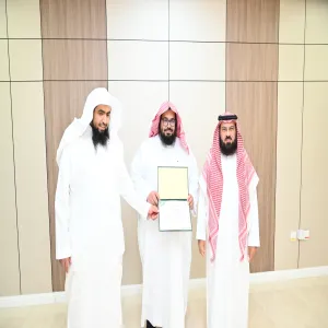 كلية الشريعة والقانون تكرم أحد منسوبيها المتميزين