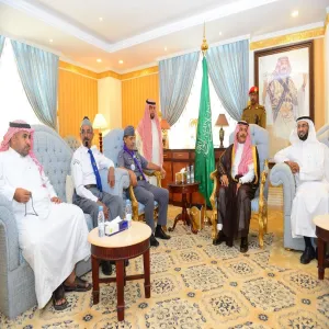 سمو محافظ المجمعة يكرم جوالة الجامعة بنوط حج 1435هـ