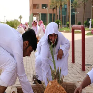 اغرس نخلة " مبادرة تطوعية لطلاب تربية الزلفي لتجميل وتزيين الكلية