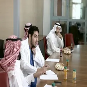 طلاب الجامعة يعبرون عن مشاعر الفرح بعد توقيع إسكان طلاب الجامعة