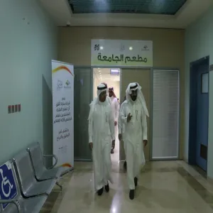 وكيل الجامعة للشؤون التعليمية يزور عمادة شؤون الطلاب ويتفقد مطعم الجامعة