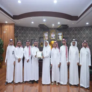 معالي مدير الجامعة يستقبل منسوبي عمادة شؤون الطلاب ويتسلم تقريرها الختامي