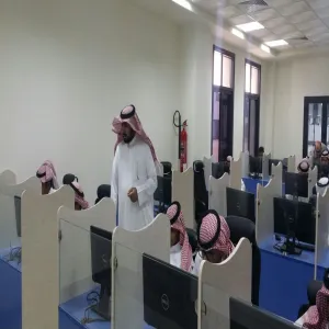 عميد الكلية يتفقد سير الاختبارات الإلكترونية المطروحة عن بُعد