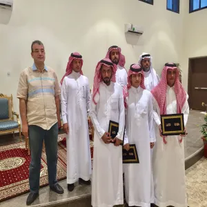 الكلية تقييم مسابقة (شاعر الوطن)