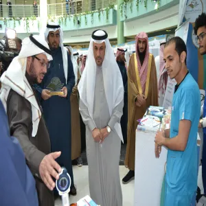 معالي مدير الجامعة يزور ركن الكلية بمعرض "وقاية"
