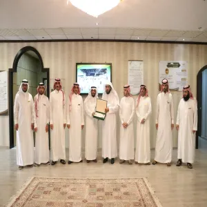 عمادة شؤون الطلاب تسلم وكيل الجامعة التقرير الختامي السنوي .