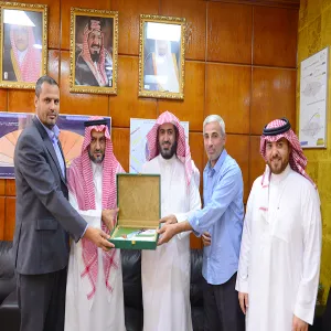 سعادة وكيل الجامعة يتسلم نسخه من تقرير الخطة الاستراتيجي للجامعة لعام 1438/37هـ