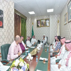وكيل الجامعة يجتمع بعميد تقنية المعلومات ومسؤولي الأقسام بالعمادة