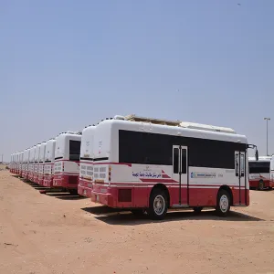 إدارة النقل الجامعي  بإدارة الخدمات تعقد جولتها الرقابية والتوعوية لقائدي الحافلات بكليات المجمعة .