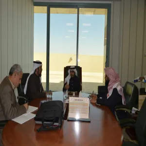 وكيل الجامعة للشؤون التعليمية يلتقي فريق إعداد الخطة الاستراتيجية ويناقش الوضع الراهن