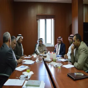 وكيل الجامعة للشؤون التعليمية يناقش المراجعة الداخلية للكليات وتوصيات اللجنة المركزية للجودة