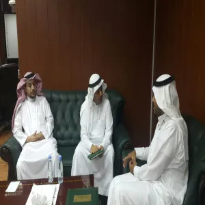 وكيل الجامعة للشؤون التعليمية يستلم دليل السلامة المهنية