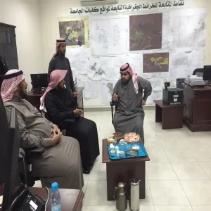 وكيل الجامعة يتفقد أعمال غرفة عمليات رصد الظواهر الجوية ويتابع نقل الطالبات