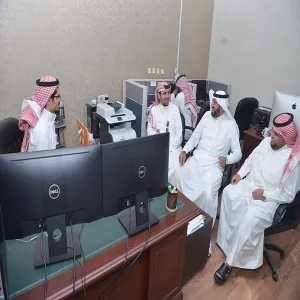 بتوجيهات معالي مدير الجامعة : تسليم نسخة من نظام النقل الجامعي لجامعة الطائف