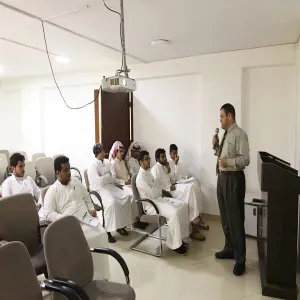 مركز التوجيه والإرشاد الطلابي يوجّه طلاب كلية الهندسة الى دلالات النّضج الاجتماعي ومهارات التحدث مع الآخرين.
