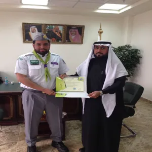 الكلية تكرم أحد طلابها المشاركين في دورة الدراسة الأولية للشارة الخشبية لعشائر الجوالة
