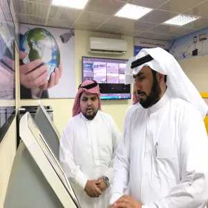 عميد كلية العلوم والدراسات الإنسانية برماح يزور الإدارة العامة للخدمات للإطلاع على  وحدتي آمن و مناخي
