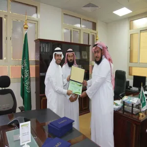 سعادة وكيل الجامعة للشؤون التعليمية يكرم المتفوقين
