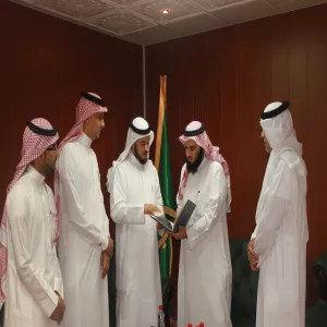 وكيل الجامعة للشؤون التعليمية يتسلم التقرير السنوي لعمادة تقنية المعلومات