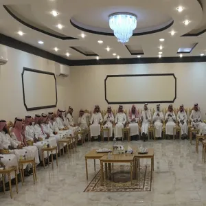 سعادة عميد كلية إدارة الأعمال في لقاء ودي اجتماعي مع طلبة الدراسات العليا