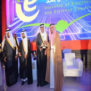 THE MINISTER OF EDUCATION AWARDS THE UNIVERSITY RECTOR