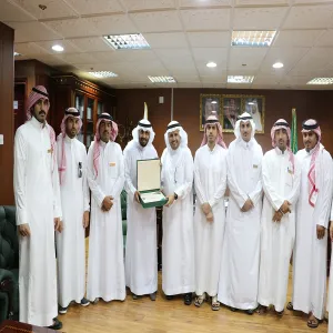 د. الرميح يتسلم التقرير الختامي لعمادة شؤون الطلاب