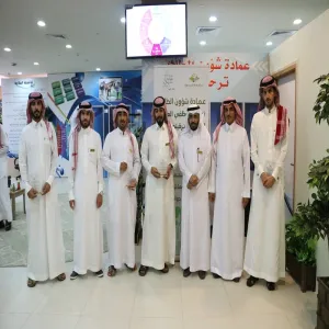 عمادة شؤون الطلاب تكرم موظفيها الذين تمت ترقيتهم
