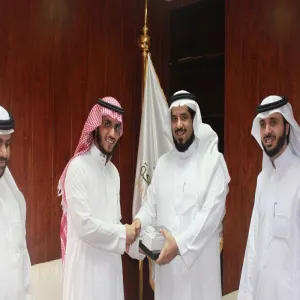 THE VICE RECTOR AWARDS DISTINGUISHED STAFF IN MEDICAL COLLEGE
