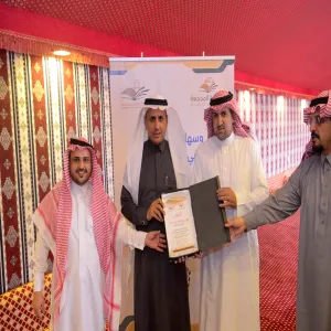 المشرف العام على مكتب المعالي يكرِّم فريق عمل برنامج الحضوروالانصراف الإلكتروني