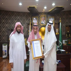 VICE-RECTOR GIVES RECTOR THE CERTIFICATE OF INTERNATIONAL STANDARDS (OHSAS 18001) OF THE COLLEGES OF SCIENCE AND APPLIED MEDICAL SCIENCE