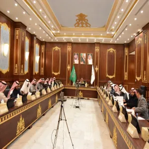 سعادة وكيل الجامعة للدراسات العليا والبحث العلمي يعقد اجتماعاً مع عمداء الكليات