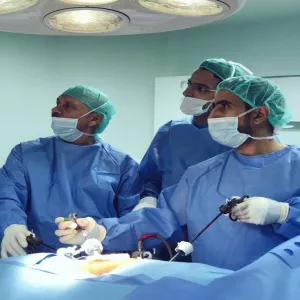 فريق طبي من الجامعة ينجح في إجراء أول عملية استئصال للكلية بالمنظار