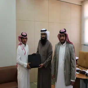 BUSINESS ADMINISTRATION COLLEGE FAREWELL SENDS OFF WITH SCHOLARSHIP BAG