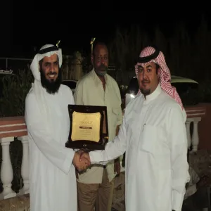 MEDICAL COLLEGE HOLDS A MEETING FOR ITS STAFF AND AWARDS AL-MUJALLI FOR HIS EFFORTS