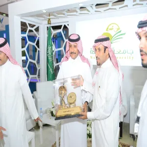 MAJMAAH GOVERNOR PAYS A VISIT TO THE UNIVERSITY PAVILION