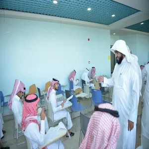 THE VICE-RECTOR INSPECTS THE WRITTEN TESTS FOR THE JOB COMPETITION OF ADMINISTRATIVE AND TECHNICAL AT THE UNIVERSITY