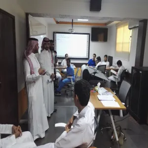 سعادة الدكتور وليد البشر عميد السنة التحضيرية يقوم  بزيارة طلاب العمادة ولقائهم في محاضراتهم