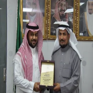 تكريم كلية التربية بالمجمعة لرئيس قسم اللغة الإنجليزية الأستاذ خالد بن إبراهيم السالم