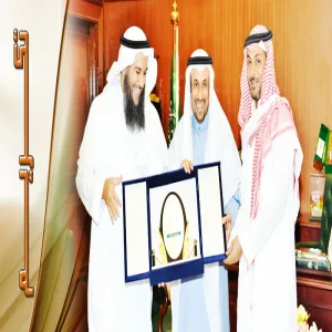 The University Rector honors the Vice Dean of Applied Medical Sciences College