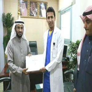 عميد شؤون الطلاب يكرم أعضاء نادي المسؤولية الاجتماعية
