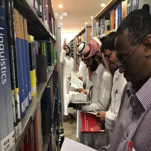 زيارة عدد من طلاب قسم اللغة الإنجليزية للمكتبة المركزية في الجامعة